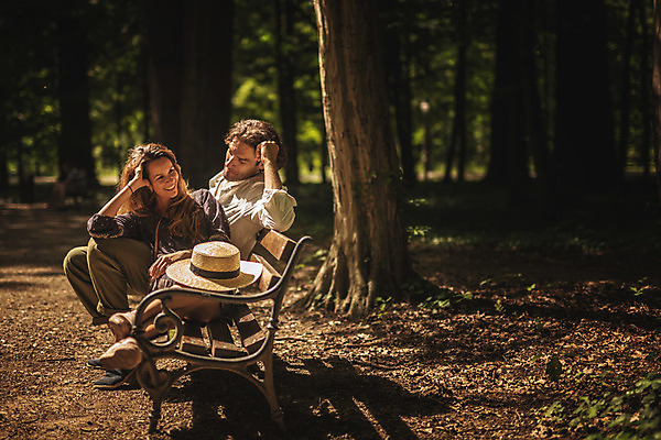 포토 JPG 주간 전신 서양인 나무 커플 공원 여자 남자 벤치 데이트 앉기 성인 야외 두명 옆모습 30대 다정 숲속 크로아티아 성인만 막시미르공원 국내포토 자연요소 외국인 식물 공공시설 유럽 뷰포인트 컨셉 의자 관계 모션 사람 장년 숲 파일형식