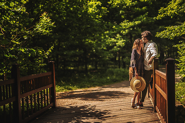 포토 JPG 주간 전신 서양인 커플 여자 남자 데이트 서기 성인 야외 두명 옆모습 30대 마주보기 다정 숲속 밀짚모자 크로아티아 성인만 막시미르공원 국내포토 자연요소 외국인 모자_잡화 공원 유럽 뷰포인트 컨셉 관계 모션 사람 장년 숲 파일형식