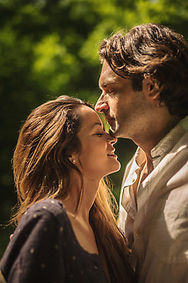 포토 JPG 주간 서양인 커플 여자 남자 데이트 안기 사랑 서기 상반신 성인 야외 두명 옆모습 30대 눈감음 다정 숲속 크로아티아 성인만 막시미르공원 국내포토 자연요소 외국인 공원 감정 유럽 뷰포인트 컨셉 관계 모션 사람 장년 숲 파일형식