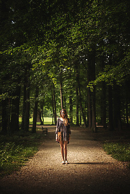 포토 JPG 주간 전신 서양인 나무 여자 여유 한명 서기 성인 야외 앞모습 30대 숲속 숲길 크로아티아 성인여자한명만 막시미르공원 국내포토 자연요소 외국인 식물 1 공원 감정 유럽 길 뷰포인트 모션 사람 장년 숲 여자한명만 성인여자만 파일형식