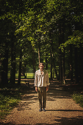 포토 JPG 주간 전신 서양인 남자 한명 서기 성인 야외 앞모습 30대 숲속 숲길 크로아티아 성인남자한명만 막시미르공원 국내포토 자연요소 외국인 1 공원 유럽 길 뷰포인트 모션 사람 장년 숲 남자한명만 성인남자만 파일형식