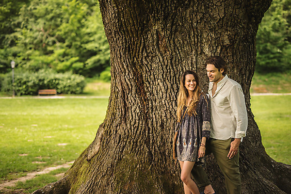 포토 JPG 주간 서양인 나무 커플 공원 여자 남자 데이트 서기 미소 상반신 성인 야외 두명 옆모습 30대 다정 크로아티아 성인만 막시미르공원 국내포토 자연요소 외국인 식물 공공시설 유럽 뷰포인트 컨셉 관계 모션 표정 사람 장년 파일형식