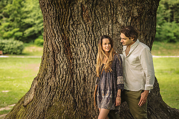 포토 JPG 주간 서양인 나무 커플 응시 공원 여자 남자 데이트 서기 미소 상반신 성인 야외 두명 옆모습 30대 다정 크로아티아 성인만 막시미르공원 국내포토 자연요소 외국인 식물 시선 공공시설 유럽 뷰포인트 컨셉 관계 모션 표정 사람 장년 파일형식