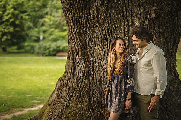 포토 JPG 주간 서양인 나무 커플 응시 공원 여자 남자 데이트 서기 미소 상반신 성인 야외 두명 옆모습 30대 다정 크로아티아 성인만 막시미르공원 국내포토 자연요소 외국인 식물 시선 공공시설 유럽 뷰포인트 컨셉 관계 모션 표정 사람 장년 파일형식