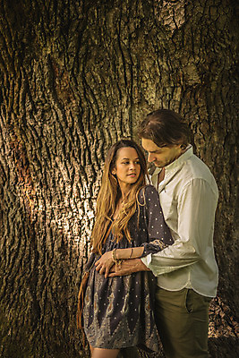 포토 JPG 주간 서양인 나무 커플 공원 여자 남자 데이트 포옹 사랑 서기 상반신 성인 야외 두명 옆모습 30대 다정 크로아티아 성인만 막시미르공원 국내포토 자연요소 외국인 식물 공공시설 감정 유럽 뷰포인트 컨셉 관계 안기 모션 사람 장년 파일형식