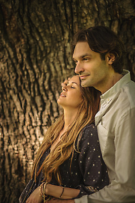 포토 JPG 주간 서양인 나무 커플 공원 여자 남자 데이트 포옹 사랑 서기 상반신 성인 야외 두명 옆모습 30대 기댐 다정 크로아티아 성인만 막시미르공원 국내포토 자연요소 외국인 식물 공공시설 감정 유럽 뷰포인트 컨셉 관계 안기 모션 사람 장년 파일형식