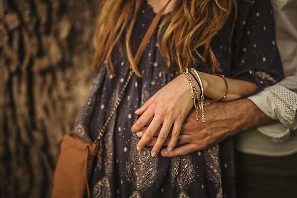 포토 JPG 주간 서양인 나무 커플 공원 여자 남자 데이트 포옹 사랑 서기 상반신 성인 야외 두명 옆모습 30대 손잡기 다정 크로아티아 성인만 막시미르공원 국내포토 자연요소 외국인 식물 공공시설 감정 유럽 뷰포인트 컨셉 관계 안기 모션 사람 장년 파일형식