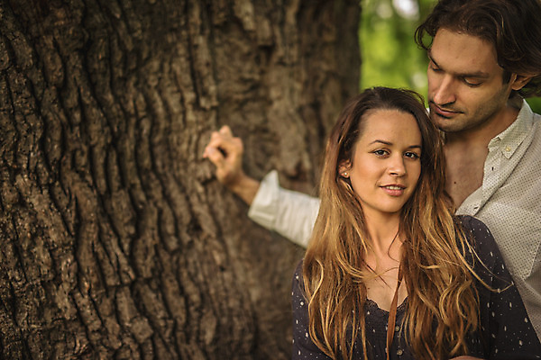 포토 JPG 주간 서양인 나무 커플 공원 여자 남자 데이트 서기 상반신 성인 야외 두명 앞모습 30대 다정 크로아티아 성인만 막시미르공원 국내포토 자연요소 외국인 식물 공공시설 유럽 뷰포인트 컨셉 관계 모션 사람 장년 파일형식
