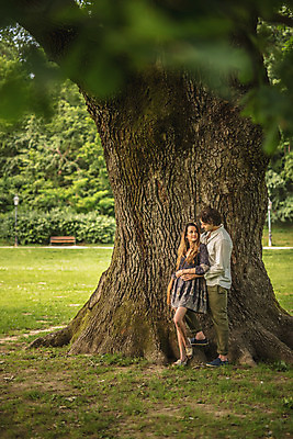 포토 JPG 주간 전신 서양인 나무 커플 응시 공원 여자 남자 데이트 안기 포옹 사랑 서기 성인 야외 두명 옆모습 30대 다정 크로아티아 성인만 막시미르공원 국내포토 자연요소 외국인 식물 시선 공공시설 감정 유럽 뷰포인트 컨셉 관계 모션 사람 장년 파일형식