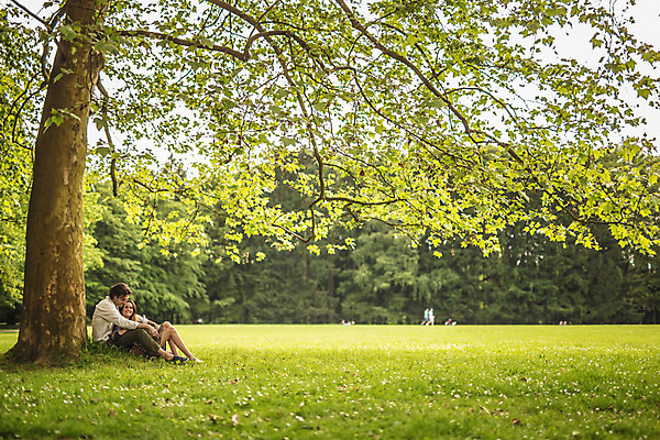 포토 JPG 주간 전신 서양인 나무 커플 공원 여자 남자 데이트 사랑 앉기 성인 야외 두명 옆모습 30대 기댐 다정 크로아티아 성인만 막시미르공원 국내포토 자연요소 외국인 식물 공공시설 감정 유럽 뷰포인트 컨셉 관계 모션 사람 장년 파일형식