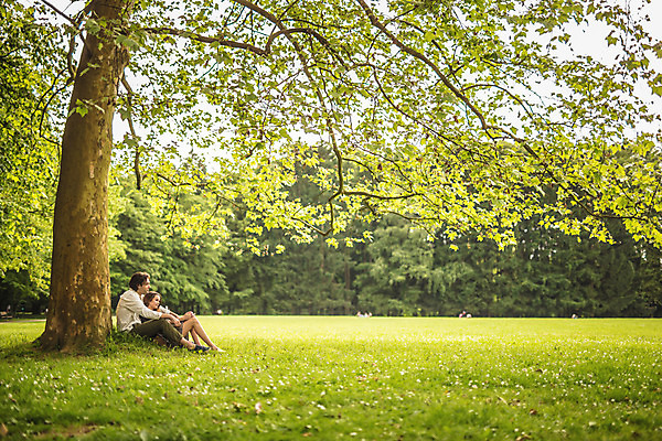 포토 JPG 주간 전신 서양인 나무 커플 공원 여자 남자 데이트 사랑 앉기 성인 야외 두명 옆모습 30대 기댐 다정 크로아티아 성인만 막시미르공원 국내포토 자연요소 외국인 식물 공공시설 감정 유럽 뷰포인트 컨셉 관계 모션 사람 장년 파일형식