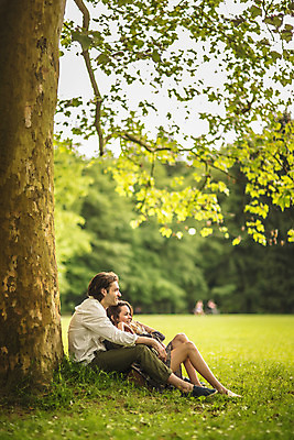 포토 JPG 주간 전신 서양인 나무 커플 공원 여자 남자 데이트 사랑 앉기 성인 야외 두명 옆모습 30대 기댐 다정 크로아티아 성인만 막시미르공원 국내포토 자연요소 외국인 식물 공공시설 감정 유럽 뷰포인트 컨셉 관계 모션 사람 장년 파일형식