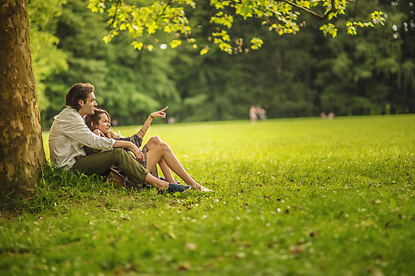 포토 JPG 주간 전신 서양인 나무 커플 공원 여자 남자 데이트 사랑 앉기 성인 야외 두명 옆모습 30대 기댐 다정 가리킴 크로아티아 성인만 막시미르공원 국내포토 자연요소 외국인 식물 공공시설 감정 유럽 뷰포인트 컨셉 관계 모션 사람 손짓 장년 파일형식