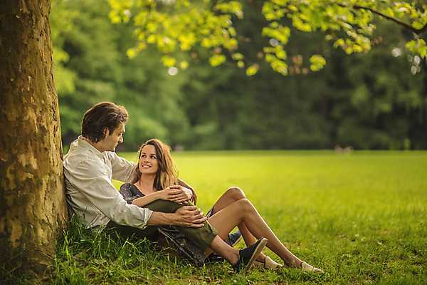 포토 JPG 주간 전신 서양인 나무 커플 공원 여자 남자 데이트 사랑 미소 앉기 성인 야외 두명 옆모습 30대 기댐 다정 크로아티아 성인만 막시미르공원 국내포토 자연요소 외국인 식물 공공시설 감정 유럽 뷰포인트 컨셉 관계 모션 표정 사람 장년 파일형식