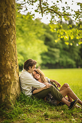 포토 JPG 주간 전신 서양인 나무 커플 공원 여자 남자 데이트 사랑 미소 앉기 성인 야외 두명 옆모습 30대 기댐 다정 크로아티아 성인만 막시미르공원 국내포토 자연요소 외국인 식물 공공시설 감정 유럽 뷰포인트 컨셉 관계 모션 표정 사람 장년 파일형식