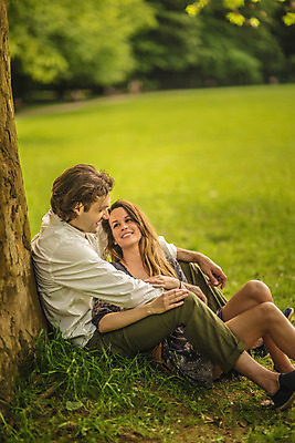 포토 JPG 주간 전신 서양인 나무 커플 공원 여자 남자 데이트 사랑 앉기 성인 야외 두명 옆모습 30대 기댐 다정 크로아티아 성인만 막시미르공원 국내포토 자연요소 외국인 식물 공공시설 감정 유럽 뷰포인트 컨셉 관계 모션 사람 장년 파일형식