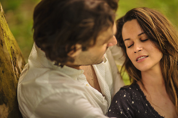 포토 JPG 주간 서양인 나무 커플 공원 여자 남자 데이트 앉기 상반신 성인 야외 두명 앞모습 옆모습 30대 눈감음 기댐 다정 크로아티아 성인만 막시미르공원 국내포토 자연요소 외국인 식물 공공시설 유럽 뷰포인트 컨셉 관계 모션 사람 장년 파일형식