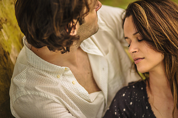 포토 JPG 주간 서양인 나무 커플 공원 여자 남자 데이트 앉기 상반신 성인 야외 두명 옆모습 30대 눈감음 기댐 다정 크로아티아 성인만 막시미르공원 국내포토 자연요소 외국인 식물 공공시설 유럽 뷰포인트 컨셉 관계 모션 사람 장년 파일형식