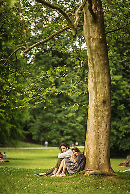 포토 JPG 주간 전신 서양인 나무 커플 공원 여자 남자 데이트 앉기 성인 야외 두명 옆모습 30대 기댐 다정 크로아티아 성인만 막시미르공원 국내포토 자연요소 외국인 식물 공공시설 유럽 뷰포인트 컨셉 관계 모션 사람 장년 파일형식