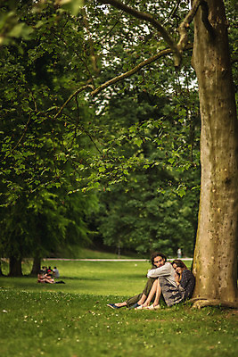 포토 JPG 주간 전신 서양인 나무 커플 공원 여자 남자 데이트 앉기 성인 야외 두명 옆모습 30대 기댐 다정 크로아티아 성인만 막시미르공원 국내포토 자연요소 외국인 식물 공공시설 유럽 뷰포인트 컨셉 관계 모션 사람 장년 파일형식