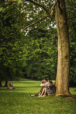 포토 JPG 주간 전신 서양인 나무 커플 공원 여자 남자 데이트 앉기 성인 야외 두명 옆모습 30대 기댐 다정 크로아티아 성인만 막시미르공원 국내포토 자연요소 외국인 식물 공공시설 유럽 뷰포인트 컨셉 관계 모션 사람 장년 파일형식