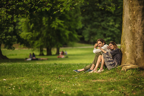 포토 JPG 주간 전신 서양인 나무 커플 공원 여자 남자 데이트 앉기 성인 야외 두명 옆모습 30대 기댐 다정 크로아티아 성인만 막시미르공원 국내포토 자연요소 외국인 식물 공공시설 유럽 뷰포인트 컨셉 관계 모션 사람 장년 파일형식