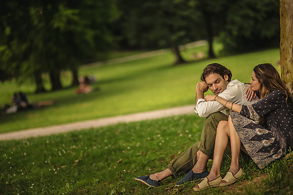 포토 JPG 주간 전신 서양인 나무 커플 공원 여자 남자 데이트 앉기 성인 야외 두명 옆모습 30대 기댐 다정 크로아티아 성인만 막시미르공원 국내포토 자연요소 외국인 식물 공공시설 유럽 뷰포인트 컨셉 관계 모션 사람 장년 파일형식