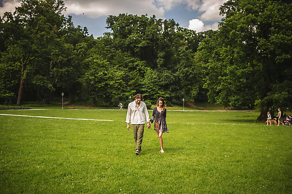 포토 JPG 주간 전신 서양인 나무 커플 공원 여자 남자 데이트 잔디 성인 야외 두명 앞모습 30대 걷기 손잡기 크로아티아 성인만 내려보기 막시미르공원 국내포토 자연요소 외국인 식물 공공시설 유럽 뷰포인트 관계 모션 사람 장년 파일형식