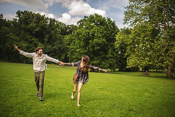포토 JPG 주간 전신 서양인 나무 커플 공원 여자 남자 데이트 장난 잔디 성인 야외 두명 앞모습 30대 걷기 손잡기 즐거움 크로아티아 성인만 막시미르공원 국내포토 자연요소 외국인 식물 공공시설 감정 유럽 뷰포인트 관계 모션 사람 장년 파일형식