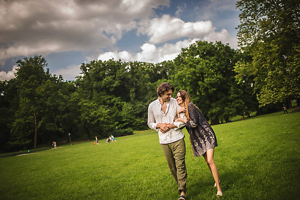 포토 JPG 주간 전신 서양인 나무 커플 공원 여자 남자 데이트 미소 잔디 성인 야외 두명 앞모습 30대 걷기 팔짱 크로아티아 성인만 막시미르공원 국내포토 자연요소 외국인 식물 공공시설 유럽 뷰포인트 관계 모션 표정 사람 장년 파일형식