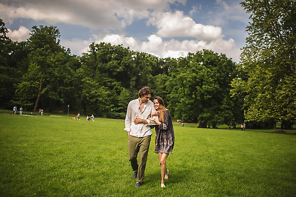 포토 JPG 주간 전신 서양인 나무 커플 공원 여자 남자 데이트 잔디 성인 야외 두명 앞모습 30대 걷기 팔짱 크로아티아 성인만 막시미르공원 국내포토 자연요소 외국인 식물 공공시설 유럽 뷰포인트 관계 모션 사람 장년 파일형식