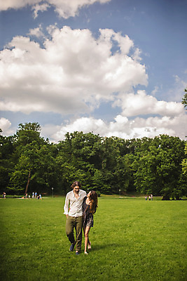 포토 JPG 주간 전신 서양인 나무 구름 커플 공원 여자 남자 데이트 잔디 성인 야외 두명 앞모습 30대 걷기 크로아티아 성인만 막시미르공원 국내포토 자연요소 외국인 식물 공공시설 유럽 뷰포인트 관계 모션 사람 장년 파일형식