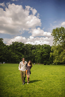 포토 JPG 주간 전신 서양인 나무 구름 커플 공원 여자 남자 데이트 잔디 성인 야외 두명 앞모습 30대 걷기 크로아티아 성인만 막시미르공원 국내포토 자연요소 외국인 식물 공공시설 유럽 뷰포인트 관계 모션 사람 장년 파일형식