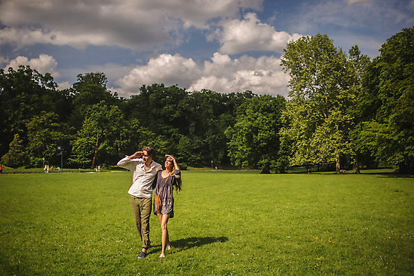 포토 JPG 주간 전신 서양인 나무 구름 커플 공원 여자 남자 데이트 잔디 성인 야외 두명 앞모습 30대 걷기 크로아티아 눈부심 성인만 막시미르공원 국내포토 자연요소 외국인 식물 공공시설 유럽 뷰포인트 관계 모션 사람 장년 파일형식