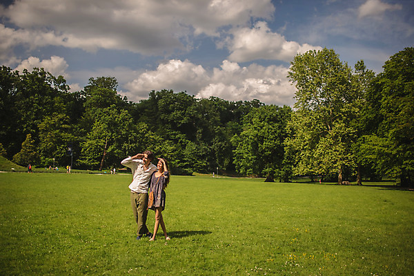 포토 JPG 주간 전신 서양인 나무 구름 커플 공원 여자 남자 데이트 잔디 성인 야외 두명 앞모습 30대 걷기 크로아티아 눈부심 성인만 막시미르공원 국내포토 자연요소 외국인 식물 공공시설 유럽 뷰포인트 관계 모션 사람 장년 파일형식