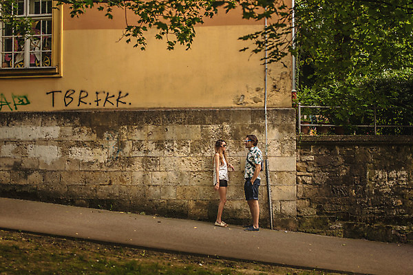 포토 JPG 주간 전신 서양인 커플 여자 남자 데이트 거리 외벽 서기 성인 야외 두명 건물 옆모습 30대 마주보기 도시 크로아티아 성인만 국내포토 자연요소 외국인 건축물 유럽 벽 뷰포인트 관계 모션 사람 장년 파일형식
