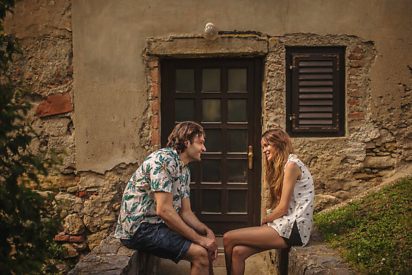 포토 JPG 주간 서양인 커플 외관 여자 남자 데이트 난간 거리 미소 앉기 상반신 성인 야외 두명 건물 옆모습 30대 마주보기 다정 크로아티아 성인만 국내포토 자연요소 외국인 건축물 유럽 뷰포인트 컨셉 관계 모션 표정 사람 장년 파일형식