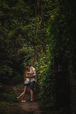 포토 JPG 주간 전신 서양인 커플 여자 남자 데이트 포옹 사랑 서기 성인 야외 두명 옆모습 30대 다정 숲속 크로아티아 성인만 막시미르공원 국내포토 자연요소 외국인 공원 감정 유럽 뷰포인트 컨셉 관계 안기 모션 사람 장년 숲 파일형식