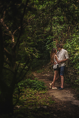 포토 JPG 주간 전신 서양인 커플 여자 남자 데이트 포옹 사랑 서기 성인 야외 두명 옆모습 30대 선글라스 마주보기 다정 숲속 숲길 크로아티아 성인만 막시미르공원 국내포토 자연요소 외국인 공원 감정 유럽 안경 길 뷰포인트 컨셉 관계 안기 모션 사람 장년 숲 파일형식