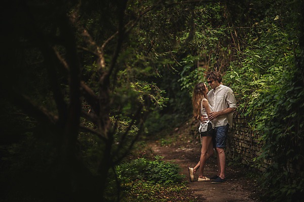 포토 JPG 주간 전신 서양인 커플 여자 남자 데이트 포옹 사랑 서기 성인 야외 두명 옆모습 30대 선글라스 마주보기 다정 숲속 숲길 크로아티아 성인만 막시미르공원 국내포토 자연요소 외국인 공원 감정 유럽 안경 길 뷰포인트 컨셉 관계 안기 모션 사람 장년 숲 파일형식