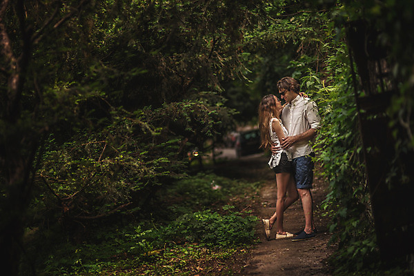 포토 JPG 주간 전신 서양인 커플 여자 남자 데이트 포옹 사랑 서기 성인 야외 두명 옆모습 30대 선글라스 마주보기 다정 숲속 숲길 크로아티아 성인만 막시미르공원 국내포토 자연요소 외국인 공원 감정 유럽 안경 길 뷰포인트 컨셉 관계 안기 모션 사람 장년 숲 파일형식