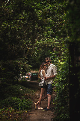 포토 JPG 주간 전신 서양인 커플 여자 남자 데이트 포옹 사랑 서기 성인 야외 두명 옆모습 30대 선글라스 마주보기 다정 숲속 숲길 크로아티아 성인만 막시미르공원 국내포토 자연요소 외국인 공원 감정 유럽 안경 길 뷰포인트 컨셉 관계 안기 모션 사람 장년 숲 파일형식