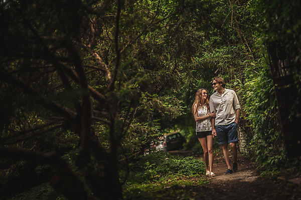 포토 JPG 주간 전신 서양인 커플 여자 남자 데이트 미소 성인 야외 두명 앞모습 30대 선글라스 걷기 팔짱 손잡기 다정 숲속 숲길 크로아티아 성인만 막시미르공원 국내포토 자연요소 외국인 공원 유럽 안경 길 뷰포인트 컨셉 관계 모션 표정 사람 장년 숲 파일형식