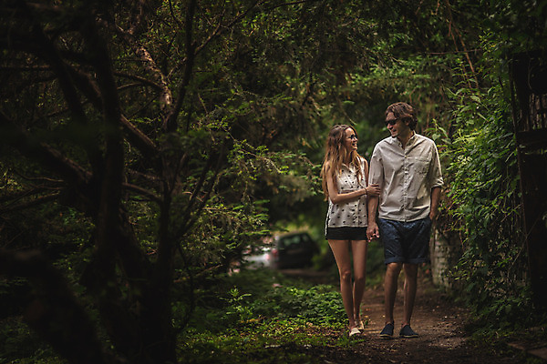 포토 JPG 주간 전신 서양인 커플 여자 남자 데이트 미소 성인 야외 두명 앞모습 30대 선글라스 걷기 팔짱 손잡기 다정 숲속 숲길 크로아티아 성인만 막시미르공원 국내포토 자연요소 외국인 공원 유럽 안경 길 뷰포인트 컨셉 관계 모션 표정 사람 장년 숲 파일형식