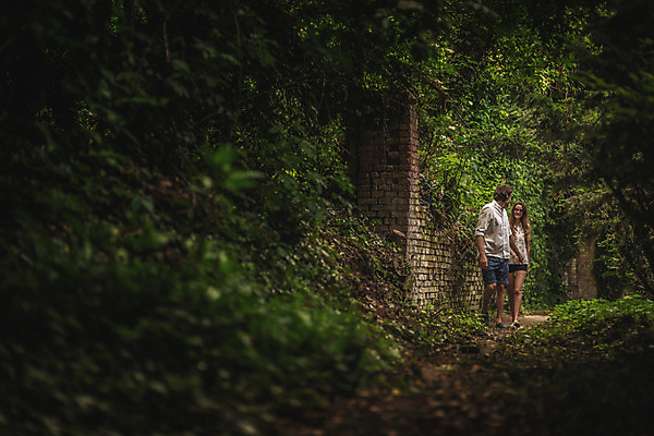 포토 JPG 주간 전신 서양인 커플 여자 남자 데이트 미소 성인 야외 두명 앞모습 30대 선글라스 걷기 손잡기 다정 숲속 숲길 크로아티아 성인만 막시미르공원 국내포토 자연요소 외국인 공원 유럽 안경 길 뷰포인트 컨셉 관계 모션 표정 사람 장년 숲 파일형식