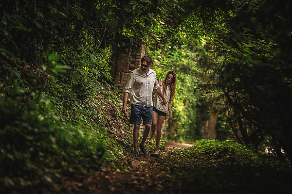 포토 JPG 주간 전신 서양인 커플 여자 남자 데이트 성인 야외 두명 앞모습 30대 걷기 손잡기 다정 숲속 숲길 크로아티아 성인만 막시미르공원 국내포토 자연요소 외국인 공원 유럽 길 뷰포인트 컨셉 관계 모션 사람 장년 숲 파일형식