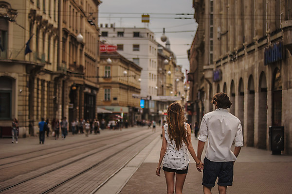 포토 JPG 주간 서양인 커플 여자 남자 데이트 거리 상반신 성인 야외 두명 건물 뒷모습 30대 걷기 상점 손잡기 다정 원근감 도시 크로아티아 성인만 국내포토 자연요소 외국인 건축물 유럽 뷰포인트 컨셉 관계 모션 사람 장년 파일형식