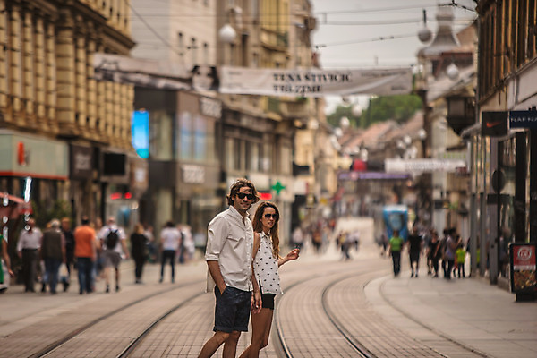 포토 JPG 주간 서양인 커플 여자 남자 데이트 거리 여러명 상반신 성인 야외 건물 옆모습 아웃포커스 30대 선글라스 걷기 상점 손잡기 다정 도시 보행자 크로아티아 성인만 국내포토 자연요소 외국인 건축물 유럽 안경 뷰포인트 다수 컨셉 관계 모션 촬영기법 사람 장년 파일형식