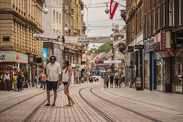 포토 JPG 주간 전신 서양인 커플 여자 남자 데이트 거리 여러명 성인 야외 건물 앞모습 30대 선글라스 걷기 상점 손잡기 다정 도시 보행자 크로아티아 성인만 국내포토 자연요소 외국인 건축물 유럽 안경 뷰포인트 다수 컨셉 관계 모션 사람 장년 파일형식
