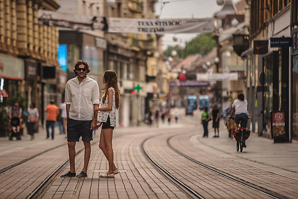 포토 JPG 주간 전신 서양인 커플 여자 남자 데이트 거리 여러명 성인 야외 건물 앞모습 30대 선글라스 걷기 상점 손잡기 다정 도시 보행자 크로아티아 성인만 국내포토 자연요소 외국인 건축물 유럽 안경 뷰포인트 다수 컨셉 관계 모션 사람 장년 파일형식